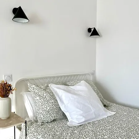 La Maison Du Douanier. Un Balcon Au Soleil * 昂蒂布