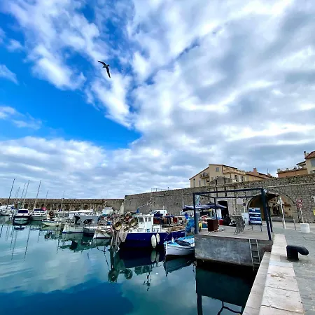 La Maison Du Douanier. Un Balcon Au Soleil 昂蒂布