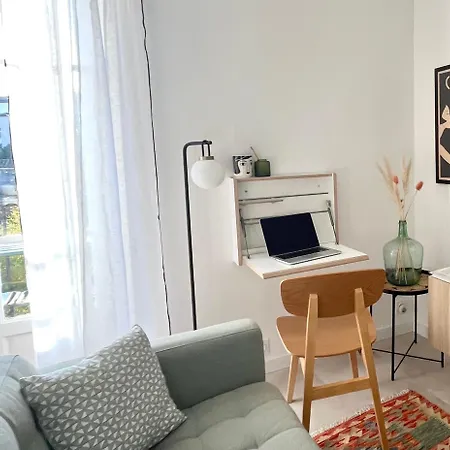 La Maison Du Douanier. Un Balcon Au Soleil *