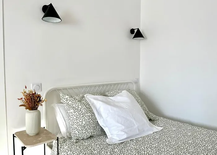 La Maison Du Douanier. Un Balcon Au Soleil * Antibes