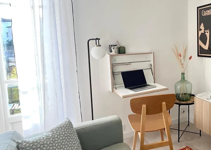 La Maison Du Douanier. Un Balcon Au Soleil *