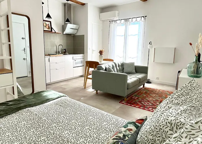 Apartment La Maison Du Douanier. Un Balcon Au Soleil Antibes