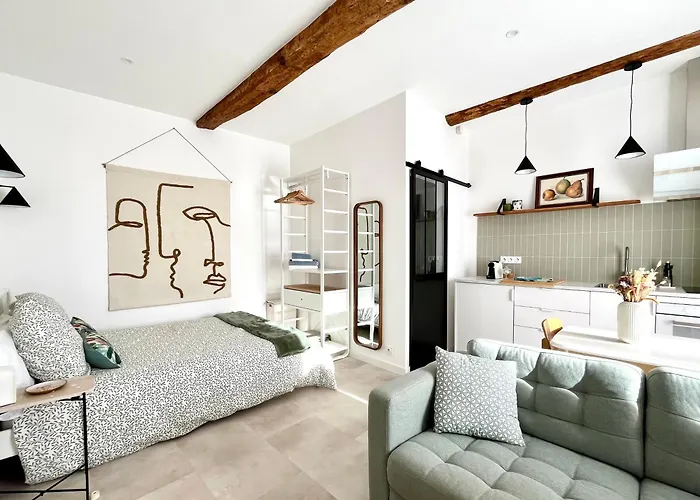 La Maison Du Douanier. Un Balcon Au Soleil