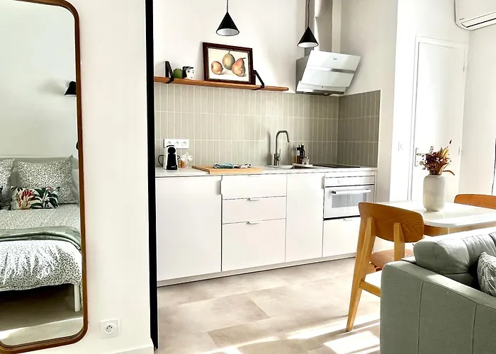 Apartment La Maison Du Douanier. Un Balcon Au Soleil Antibes